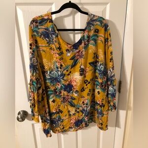 Floral flutter, sleeved top